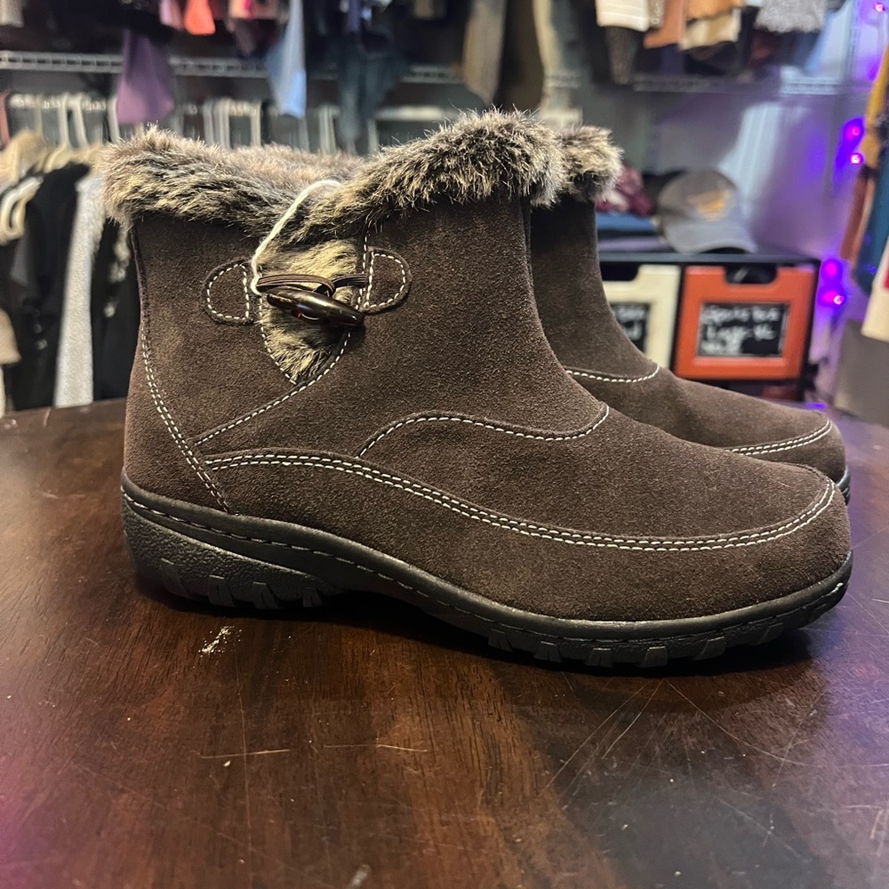 Khombu Grace Brown suede Boots size 6